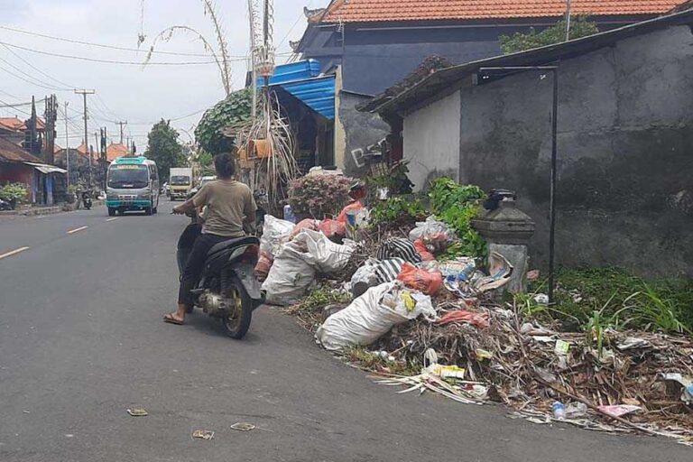 Keterangan : Tumpukan sampah terlihat di salah satu jalan desa di Kabupaten Klungkung. Sumber foto : Istimewa