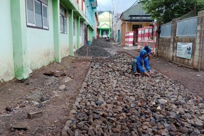 Pengerjaan Lapen di Desa Asembagus Situbondo. Sumber foto : Teropongindonesianwes.com