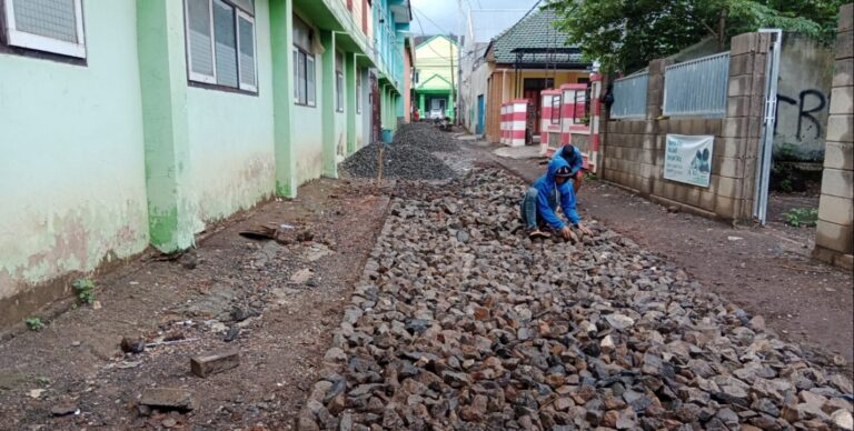 Pengerjaan Lapen di Desa Asembagus Situbondo. Sumber foto : Teropongindonesianwes.com