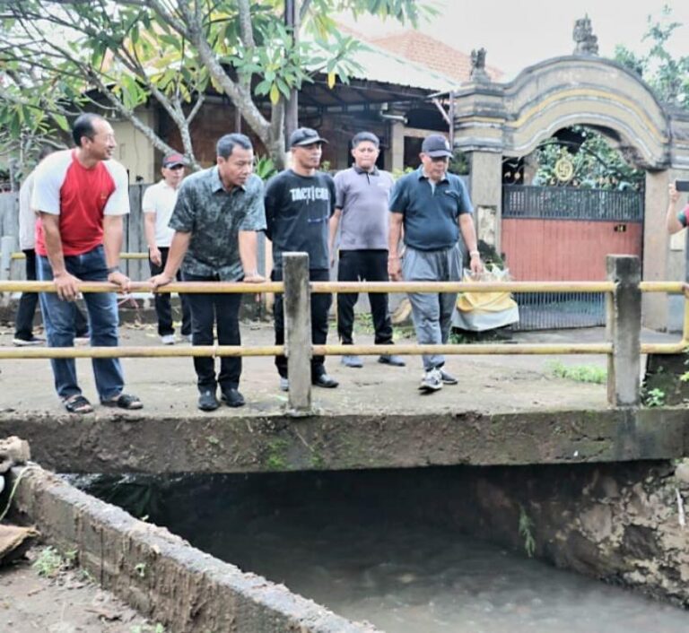 Keterangan foto : Banjir besar yang menghantam Desa Kalibukbuk Sumber foto : istimewa