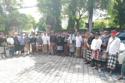 Keterangan foto : Masyarakat Desa Adat Munduk saat geruduk kantor MDA Bali. Sumber foto : Istimewa