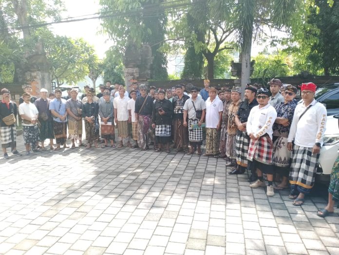 Keterangan foto : Masyarakat Desa Adat Munduk saat geruduk kantor MDA Bali. Sumber foto : Istimewa