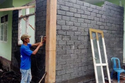 Keterangan foto : Pembangunan renovasi kantor Desa Penujak. Sumber foto : Istimewa