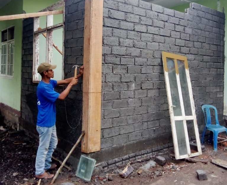 Keterangan foto : Pembangunan renovasi kantor Desa Penujak. Sumber foto : Istimewa