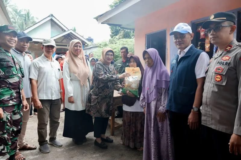 Pj Bupati Lumajang Indah Wahyuni saat memantau operasi pasar murah di Desa Pandansari, Kecamatan Senduro, Lumajang. Sumber Foto : HO-Diskominfo Lumajang