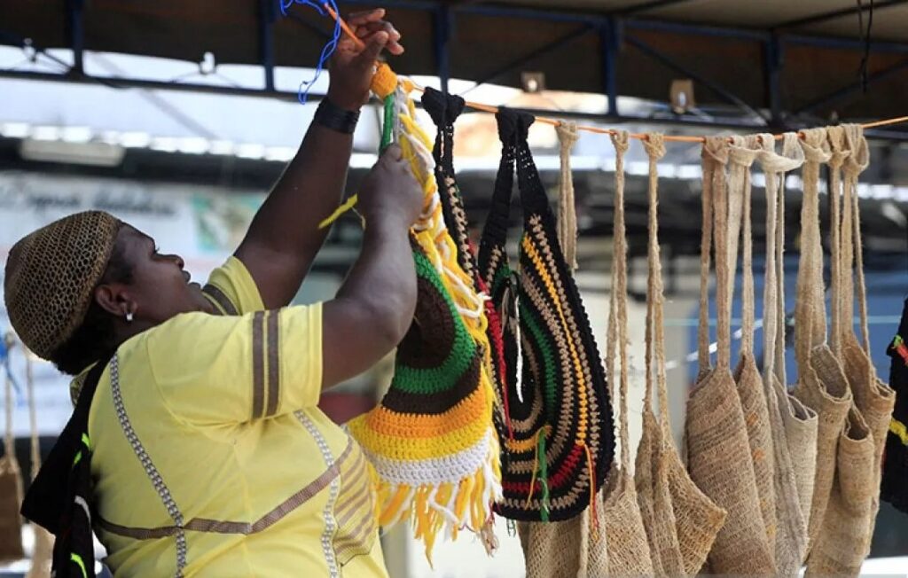 Mama Papua Penjual Tas Noken, Sumber Foto: Dok. Antara