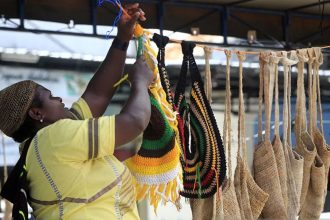 Mama Papua Penjual Tas Noken, Sumber Foto: Dok. Antara