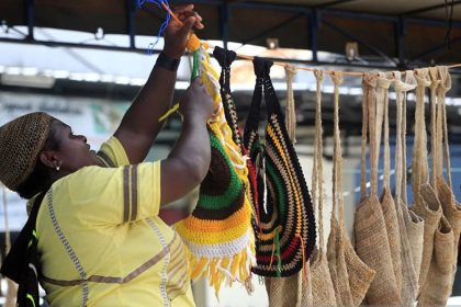 Mama Papua Penjual Tas Noken, Sumber Foto: Dok. Antara