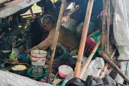 Ketengan foto : Viral pasutri renta tinggal di Gubuk tak layak huni. Sumber foto : Istimewa