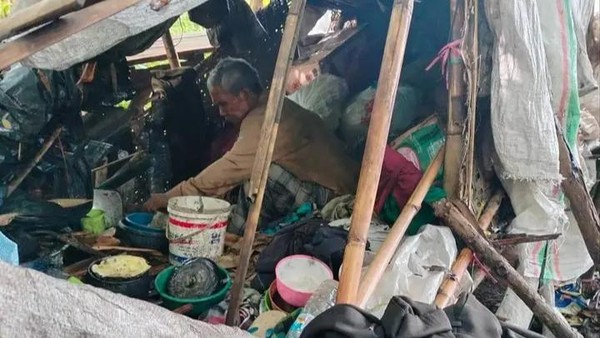 Ketengan foto : Viral pasutri renta tinggal di Gubuk tak layak huni. Sumber foto : Istimewa