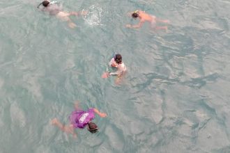 Sejumlah petugas saat mencari Kades Daha Elu yang terjatuh Saat Memancing Ikan di Dermaga Kapulit, Desa Watu Asa. Sumber foto: Istimewa