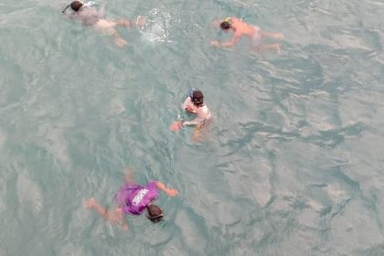 Sejumlah petugas saat mencari Kades Daha Elu yang terjatuh Saat Memancing Ikan di Dermaga Kapulit, Desa Watu Asa. Sumber foto: Istimewa