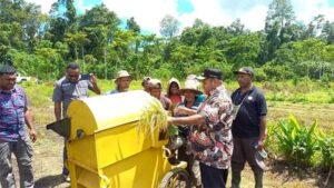 Pemkab Tambrauw Membantu Petani, Sumber Foto: Dok. Koreri. Com