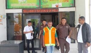 Kades Tuakepa memakai rompi tahanan digiring ke Rutan kelas 2 B Larantuka. Sumber foto : mediaindonesia.com