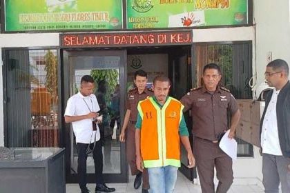 Kades Tuakepa memakai rompi tahanan digiring ke Rutan kelas 2 B Larantuka. Sumber foto : mediaindonesia.com