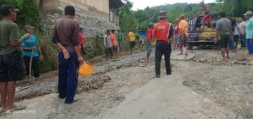 Aparat desa bersama warga memperbaiki jalan rusak milik Pemprov NTT. Sumber foto : Istimewa