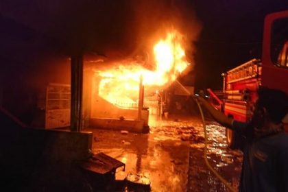 Rumah warga kebakaran hingga sebabkan 2 balita meninggal dunia. Sumber foto: www.beritasatu.com