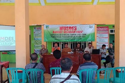 Pemdes Wonorejo saat melaksanakan Musyawarah Desa (Musdes). Sumber Foto: Habibaham Anisa Muktiara/Radar Kediri