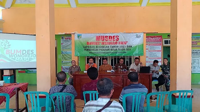 Pemdes Wonorejo saat melaksanakan Musyawarah Desa (Musdes). Sumber Foto: Habibaham Anisa Muktiara/Radar Kediri