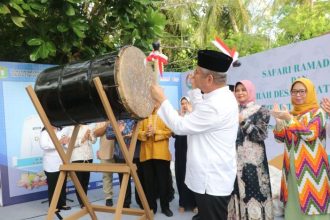 Penjabat Gubernur Provinsi Kalimantan Barat, Harsison memukul beduk tanda peluncuran kegiatan Anugerah Desa Wisata Indonesia (ADWI) tahun 2024.