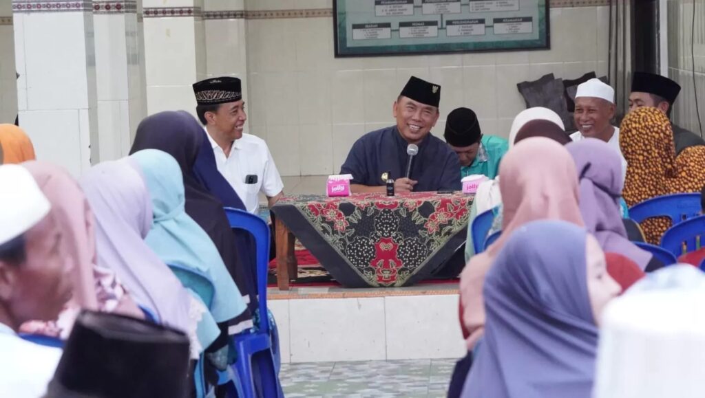 Bupati Jembrana I Nengah Tamba saat kegiatan menyerahkan bantuan CPP dan buka puasa bersama dengan warga Desa Cupel dan Pengambengan. Sumber foto: radarbali.com