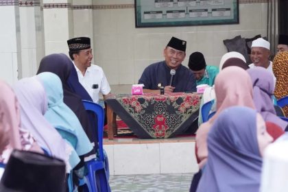 Bupati Jembrana I Nengah Tamba saat kegiatan menyerahkan bantuan CPP dan buka puasa bersama dengan warga Desa Cupel dan Pengambengan. Sumber foto: radarbali.com