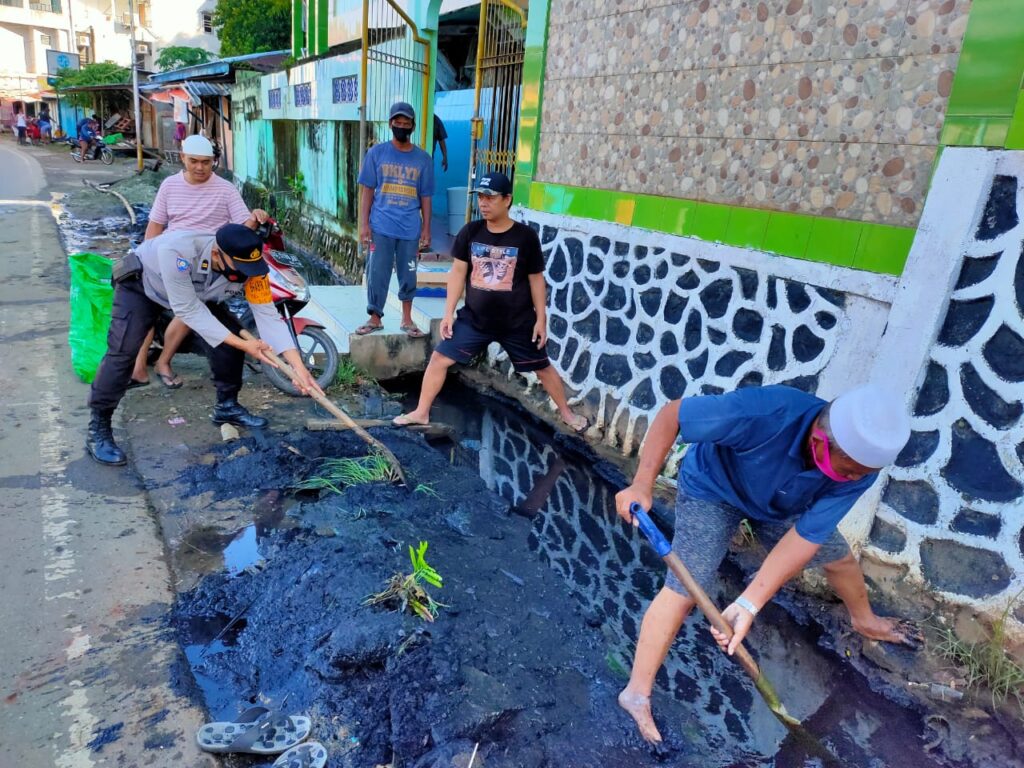 Foto saat Warga Kelurahan Tanjung Ria Kerja Bakti Membersihkan Lingkungan, Sumber Foto: Dok. Polresta Jayapura