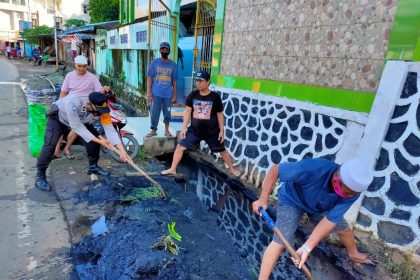 Foto saat Warga Kelurahan Tanjung Ria Kerja Bakti Membersihkan Lingkungan, Sumber Foto: Dok. Polresta Jayapura