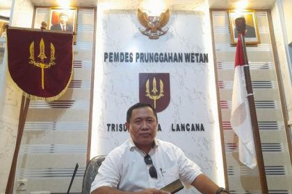 Keterangan :Kepala Desa Prunggahan Wetan sekaligus Divisi Hukum Papdesi Tuban, Harry Winarko saat di ruang kerjanya. Sumber Foto : tuban.inews.id