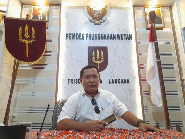 Keterangan :Kepala Desa Prunggahan Wetan sekaligus Divisi Hukum Papdesi Tuban, Harry Winarko saat di ruang kerjanya. Sumber Foto : tuban.inews.id