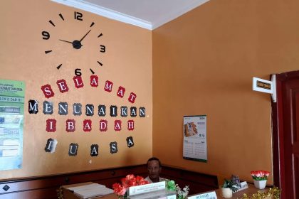 Pegawai Dinas PMD Sampang sedang berada di meja resepsionis. Sumber foto : radarmadura.jawapos.com