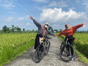 Wisatawan bisa mencoba jalur sepeda yang seru di tengah sawah dengan pemandangan Gunung Rinjani. Sumber Foto: Dok. Kemenparekraf