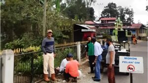 warga setempat dan para perantau beramai-ramai memasang lampu penerang jalan untuk sambut Ramadhan. Sumber foto: padek.jawapos.com