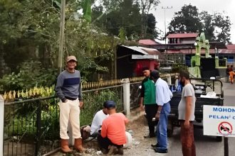 warga setempat dan para perantau beramai-ramai memasang lampu penerang jalan untuk sambut Ramadhan. Sumber foto: padek.jawapos.com