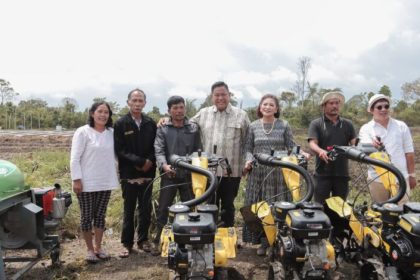 Bupati Dairi Eddy Keleng Ate Berutu menyerahkan Alat dan Mesin Pertanian (Alsintan) untuk beberapa kelompok petani. Sumber foto: portal.dairikab.go.id