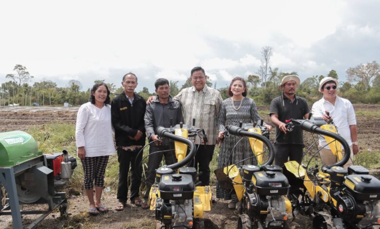 Bupati Dairi Eddy Keleng Ate Berutu menyerahkan Alat dan Mesin Pertanian (Alsintan) untuk beberapa kelompok petani. Sumber foto: portal.dairikab.go.id