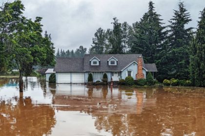 foto: ilustrasi banjir air keruh, sumber foto: istock