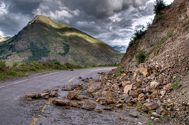 keterangan foto: ilustrasi jalan terkena longsor, sumber foto: Istock