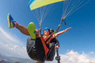 keterangan foto: Paralayang, sumber foto: Istock