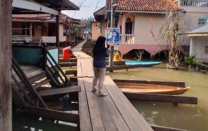 warga biki jembatan darurat agar bisa beraktivitas sehari-hari. Sumber foto: mediajambi.com