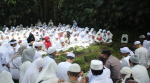 Ziarah makam sebagai penghormatan kepada leluhur. Sumber Foto: Visit Ciamis