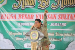 Gus Halim memberikan pesan-pesan perjuangan ketika mengunjungi acara halalbihalal di SMK Sultan Agung Jombang. Sumber foto: Humas Kemendesa