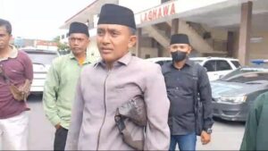 Warga Desa Lar-Lar Protes dan melaporkan adanya dugaan pungli ke Polres Sampang. Sumber foto : surabaya.inews.id