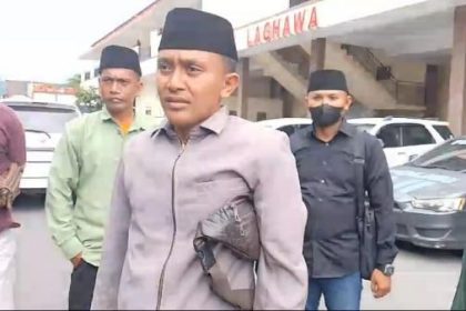 Warga Desa Lar-Lar Protes dan melaporkan adanya dugaan pungli ke Polres Sampang. Sumber foto : surabaya.inews.id