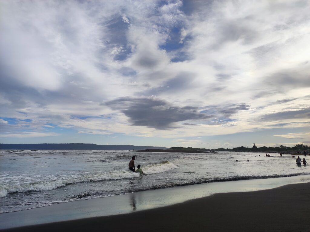 Suasana Pantai Cemara di sore hari