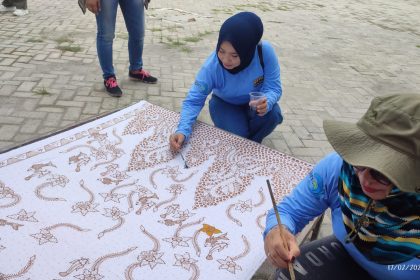 Proses pewarnaan Batik Sendang Duwur oleh pengunjung. Sumber foto: Istimewa