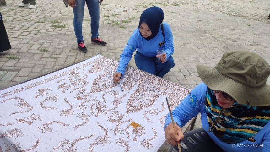 Proses pewarnaan Batik Sendang Duwur oleh pengunjung. Sumber foto: Istimewa