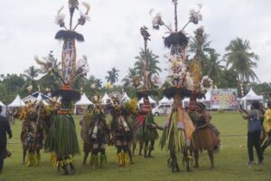 Tarian Kepala Panjang dan Tarian Kepala Pendek, saat ditampilkan dalam Festival Budaya Keerom pada tahun 2023, Sumber Foto: Dok. Kompas