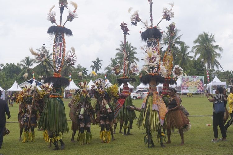 Tarian Kepala Panjang dan Tarian Kepala Pendek, saat ditampilkan dalam Festival Budaya Keerom pada tahun 2023, Sumber Foto: Dok. Kompas