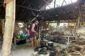 Sehari-hari, Edi Sueb menghabiskan waktunya di rumah produksi legen. Sumber foto: dokumentasi kolomdesa.com